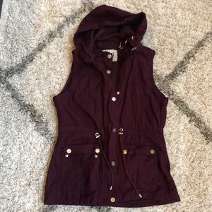 ✨5/$25✨ Maroon Utility Vest Jacket. Size L